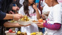 Begitu pun dengan sang suami, Pangeran Harry juga turut aktif dalam kegiatan sosial. Seperti pada momen ini, Pangeran Harry menghadiri sebuah acara dan ia terlihat menyajikan makanan untuk anak-anak. Foto: Instagram