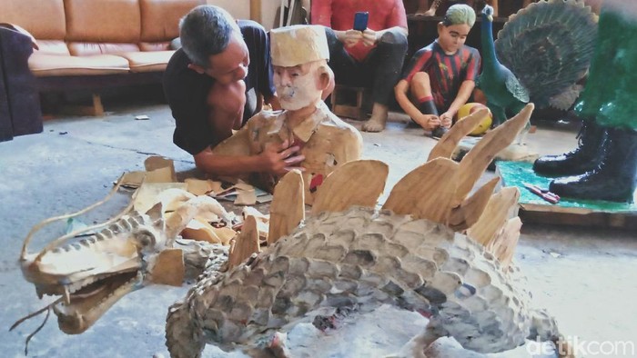 Menengok Patung Berbahan Kertas Buatan Tunanetra Keterbatasan fisik tak membuat Sartono (58) patah arang untuk berkarya di aliran seni patung. Melalui ketajaman indera perabanya berbagai jenis patung berbahan kertas dibuatnya meskipun tanpa penglihatan.
