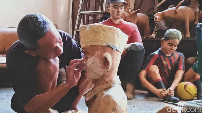 Keterbatasan fisik tak membuat Sartono (58) patah arang untuk berkarya di aliran seni patung. Melalui ketajaman indera perabanya berbagai jenis patung berbahan kertas dibuatnya meskipun tanpa penglihatan.