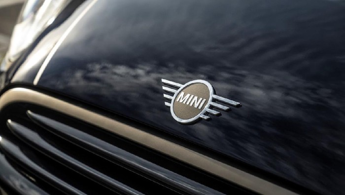 MINI Indonesia meluncurkan edisi spesial MINI Frozen Brass. Mobil ini hanya tersedia 10 unit di Tanah Air.
