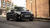 Sementara di balik bonetnya, MINI Frozen Brass Edition yang menggunakan basis MINI Cooper 5 door menggunakan mesin 1.5 3 Cylinder TwinPowerTurbo yang sanggup memuntahkan tenaga 136 hp pada 4.500 - 6.500 rpm dan torsi maksimal 220 Nm pada 1.480 - 4.100 rpm. Foto: dok, MINI Indonesia