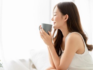 15 Manfaat Minum Air Hangat di Pagi Hari hingga Sebelum Tidur