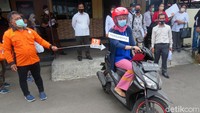 Rekonstruksi diawali saat Nani menerima telepon dari kurir J&T yang mengantarkan paket berisi kalium sianida yang dipesannya dari salah satu e-commerce. Selanjutnya Nani bertemu dengan kurir dan menyimpan paket tersebut di tempat kerjanya pada 13 Maret 2021.