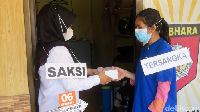 Rekonstruksi kasus takjil sianida yang menewaskan seorang bocah di Kapanewon Sewon, Bantul digelar hari ini. Tersangka memperagakan sejumlah adegan dalam rekonstruksi tersebut.