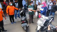 Nani kemudian menghampiri driver ojek online yaitu Bandiman yang sedang berada di serambi masjid di Jalan Gayam. Kala itu Nani yang tidak memakai helm menghampiri Bandiman dan meminta untuk mengantarkan paket sate dan snack ke rumah Tomi di Villa Bukit Asri, Bangunjiwo, Kasihan, Bantul.