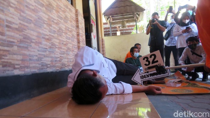 Nani Aprilliani Jalani Rekonstruksi Kasus Takjil Sianida Rekonstruksi kasus takjil sianida yang menewaskan seorang bocah di Kapanewon Sewon, Bantul digelar hari ini. Tersangka memperagakan sejumlah adegan dalam rekonstruksi tersebut.