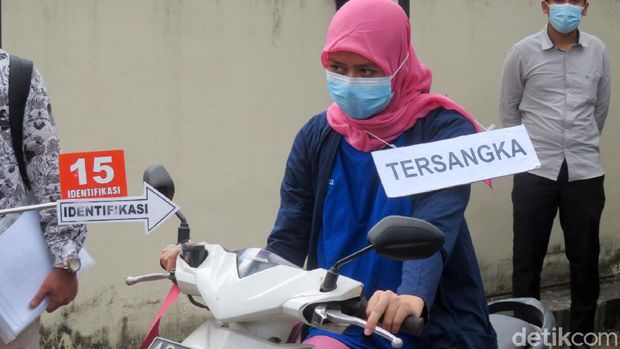 Rekonstruksi kasus takjil sianida yang menewaskan seorang bocah di Kapanewon Sewon, Bantul digelar hari ini. Tersangka memperagakan sejumlah adegan dalam rekonstruksi tersebut.