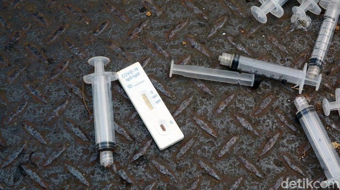 Ngeri, Sampah Medis Bekas Tes COVID-19 Berceceran di JPO Kudus Sejumlah limbah medis berserakan di atas jembatan penyeberangan orang (JPO) di kawasan Simpang Tujuh Kudus. Parahnya terdapat bekas alat yang digunakan tes COVID-19 ikut berceceran.