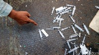 Sampah medis berceceran dengan sampah plastik lainnya. Padahal jembatan penyeberangan digunakan untuk melintas orang banyak. Salah satu warga Fika menyayangkan adanya sampah medis berceceran di jembatan penyeberangan orang. Dia mengaku khawatir jika bisa tertular COVID-19.   