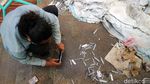 Ngeri, Sampah Medis Bekas Tes COVID-19 Berceceran di JPO Kudus