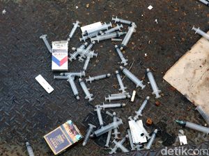 Ngeri, Sampah Medis Bekas Tes COVID-19 Berceceran di JPO Kudus