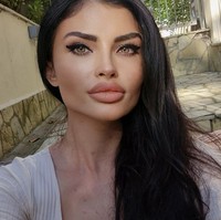 Ini dokter kecantikan glamour dari Serbia yang membuat sejumlah pasiennya mengalami kecacatan di wajah mereka. Ternyata, wanita cantik tersebut bukan datang dari dunia kedokteran, melainkan gadungan. Foto: dok. Instagram/@olgicamarkanovic