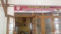 Rumah makan Soto Ayam Khas Semarang Pak Man berdiri sejak 1978. Pusatnya ada di Jalan Purwosari Raya, namun ada juga cabang di lima lokasi lain di Semarang.