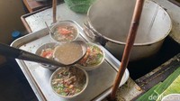 Ini dia kunci kelezatan Soto Ayam Khas Semarang Pak Man! Kuah kaldu ayam kampung yang bening dengan cita rasa gurih sederhana.