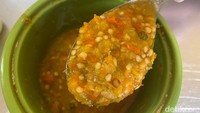Makan soto makin lengkap dengan sambal yang pedasnya segar. Di Soto Ayam Khas Semarang Pak Man kamu wajib menjajal sambalnya.