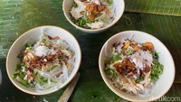 Kemudian ada pelengkap taburan bawang goreng dan irisan tomat segar. Soto ayam Semarang disajikan dalam mangkuk porselen mungil.