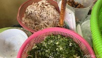 Racikan soto ini sebenarnya sederhana. Isiannya hanya suwiran ayam kampung, daun bawang, seledri, dan bihun.