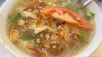 Mirip soto Kudus tetapi soto ayam Semarang kuah kaldunya sedikit kekuningan. Bisa dimakan dengan nasi atau lontong. kalau ingin membuat sendiri kamu bisa melihat resepnya di sini ! Foto: detikfood