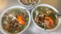 Seporsi soto ayam di sini dibanderol Rp 16 ribu. Karena porsinya yang mungil, tak jarang tiap pengunjung memesan dua mangkuk soto.