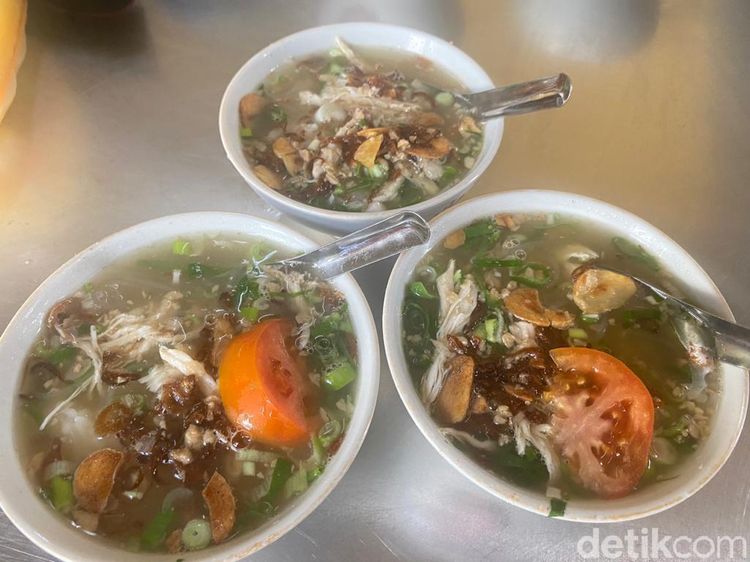Slurpp! Segarnya Soto Ayam Khas Semarang Pak Man yang Berkuah Bening