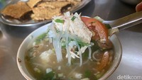 Pengunjung bisa pilih mau soto pisah atau campur dengan nasi. Kalau favorit kami tentu saja yang dicampur dengan nasi!