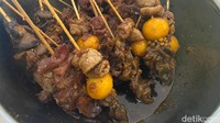  Aneka sate juga ada di sini. Mulai dari sate daging ayam, uritan, hingga ati ampela.