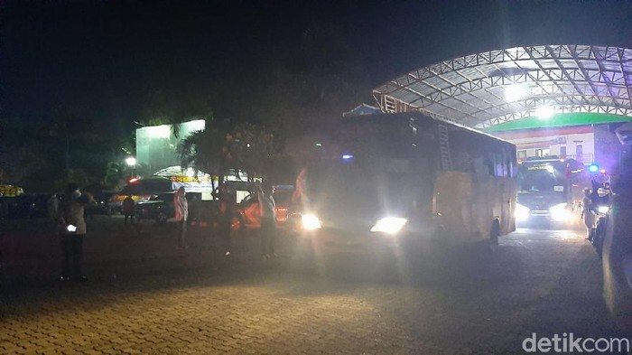Pasien Corona dari Kudus tiba di Asrama Haji Donohudan, Boyolali, Senin (7/6/2021) malam.