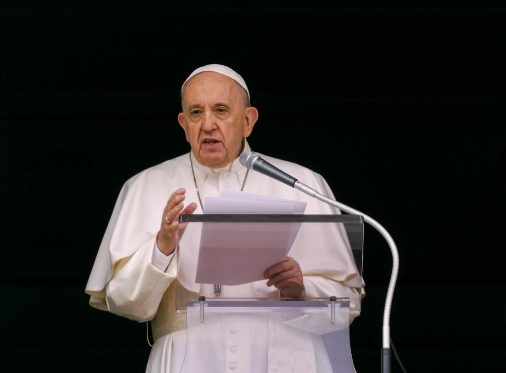 Paus Fransiskus Pope Francis speaks from the window of his studio overlooking St. Peter's Square at The Vatican to a crowd of faithful and pilgrims gathered for the Sunday Angelus noon prayer, Sunday, June 6, 2021. Pope Francis has expressed sorrow over the discovery in Canada of the remains of 215 boarding school students but didn't offer the apology sought by the Canadian prime minister. Francis in public remarks on Sunday called on political and church authorities to work to shed light
