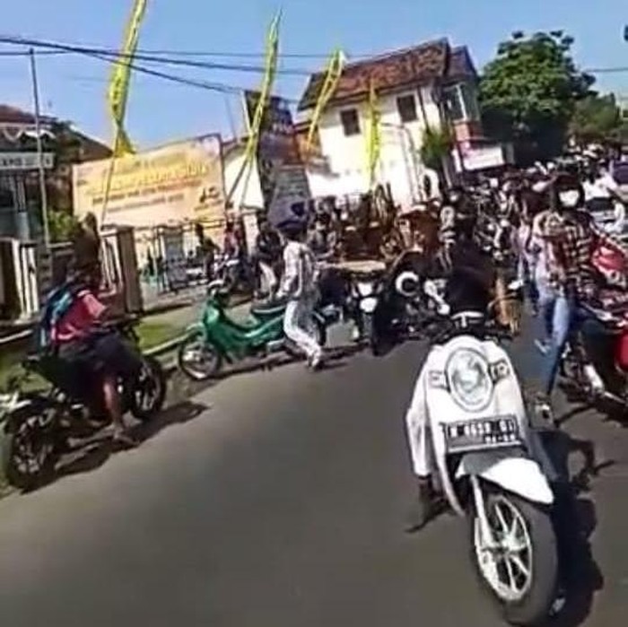 Sekitar 100 pelajar SMA menyerang SMK Ahmad Yani di Kota Probolinggo. Mereka melempari SMK tersebut dengan batu.