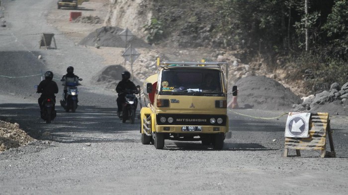 PEMBANGUNAN JJLS DI GUNUNGKIDUL Pengendara melintasi proyek pembangunan Jalur Jalan Lintas Selatan (JJLS) di Gunungkidul, DI Yogyakarta, Senin (7/6/2021). Satuan Kerja Pelaksana Jalan Nasional Wilayah DI Yogyakarta menargetkan ruas Jalur Jalan Lintas Selatan (JJLS) di Gunungkidul sepenuhnya akan tersambung pada tahun 2024. ANTARA FOTO/Hendra Nurdiyansyah/rwa.