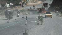 Pengendara melintasi proyek pembangunan Jalur Jalan Lintas Selatan (JJLS) di Gunungkidul, DI Yogyakarta, Senin (7/6/2021).
