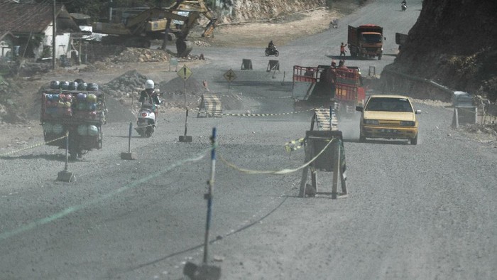 Pengendara melintasi proyek pembangunan Jalur Jalan Lintas Selatan (JJLS) di Gunungkidul, DI Yogyakarta, Senin (7/6/2021). Satuan Kerja Pelaksana Jalan Nasional Wilayah DI Yogyakarta menargetkan ruas Jalur Jalan Lintas Selatan (JJLS) di Gunungkidul sepenuhnya akan tersambung pada tahun 2024. ANTARA FOTO/Hendra Nurdiyansyah/rwa.