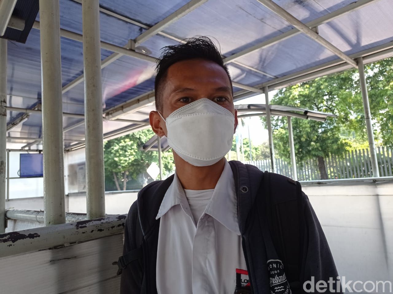 Penumpang bus Transjakarta yang merasakan perbaikan aspal depan Halte Kuningan Timur. (Wilda Hayatun Nufus/detikcom)
