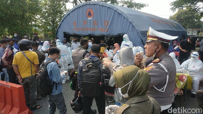 Penyekatan di Suramadu sisi Surabaya terus dilakukan. Pengendara roda dua diperiksa dan dites swab di lokasi.