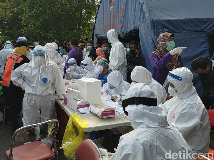 Penyekatan di Suramadu sisi Surabaya terus dilakukan. Pengendara roda dua diperiksa dan dites swab di lokasi.