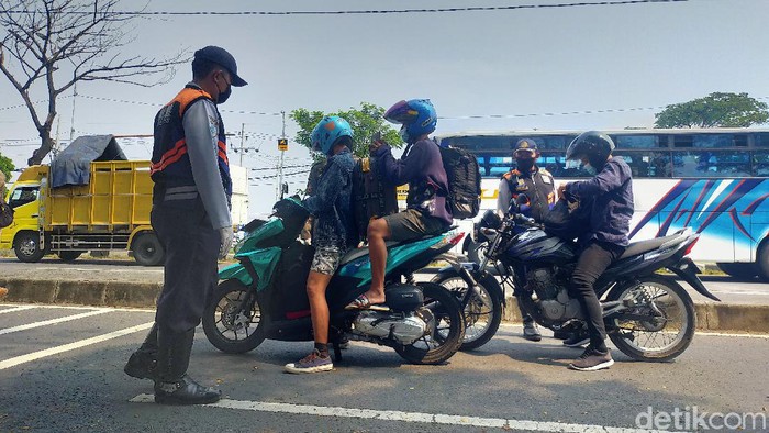 Penyekatan di dua sisi Jembatan Suramadu masih dilakukan dengan ketat. Meski, volume kendaraan sudah berkurang jika dibandingkan dengan Minggu (6/6).
