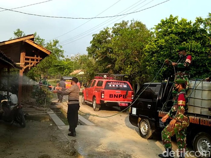 Penyemprotan disinfektan di Desa Balongsari, Kecamatan Banjarejo, Kabupaten Blora, Senin (7/6/2021).