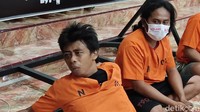 Polisi mengungkap sedikitnya ada tiga timah panas yang bersarang di betis kiri dan kanan Rizal. Rizal pun sesekali meringis kesakitan akibat bekas tembakan tersebut.