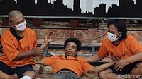 Rizal (tengah) terlihat tak bisa banyak bergerak karena baru saja dilumpuhkan dengan timah panas.