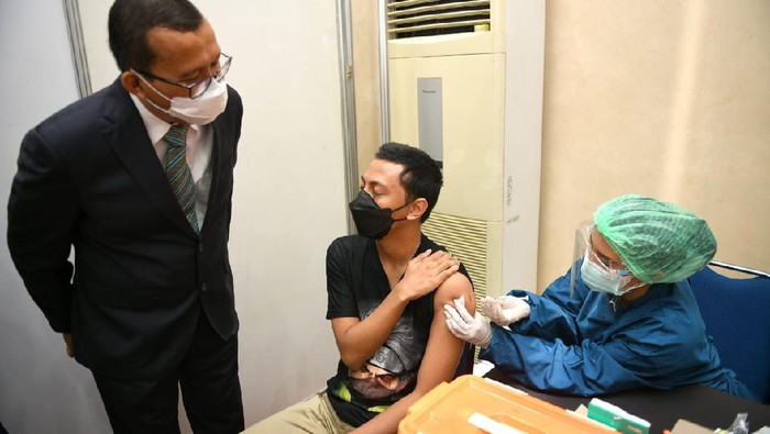 Perbankan Ini Mulai Lakukan Vaksinasi Gotong Royong Pelaksanaan vaksinasi Gotong-Royong terus digencarkan, salah satunya adalah perbankan ini yang melibatkan pegawai dan keluarganya se-Jabotabek guna mendukung gerakan pemerintah.