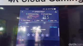 Mengetes kecepatan sinyal Telkomsel 5G. Hasilnya, kecepatan download bisa mencapai 602 Mbps. Sedangkan kecepatan upload mencapai 71,5 Mbps. (Foto: Hilda Meilisa Rinanda/detikcom)