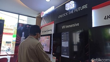 Di Surabaya, layanan 5G bisa dicoba di GraPARI Pemuda Surabaya. Pengunjung diperbolehkan mencoba langsung handphone yang telah terkoneksi dengan 5G. (Foto: Hilda Meilisa Rinanda/detikcom)