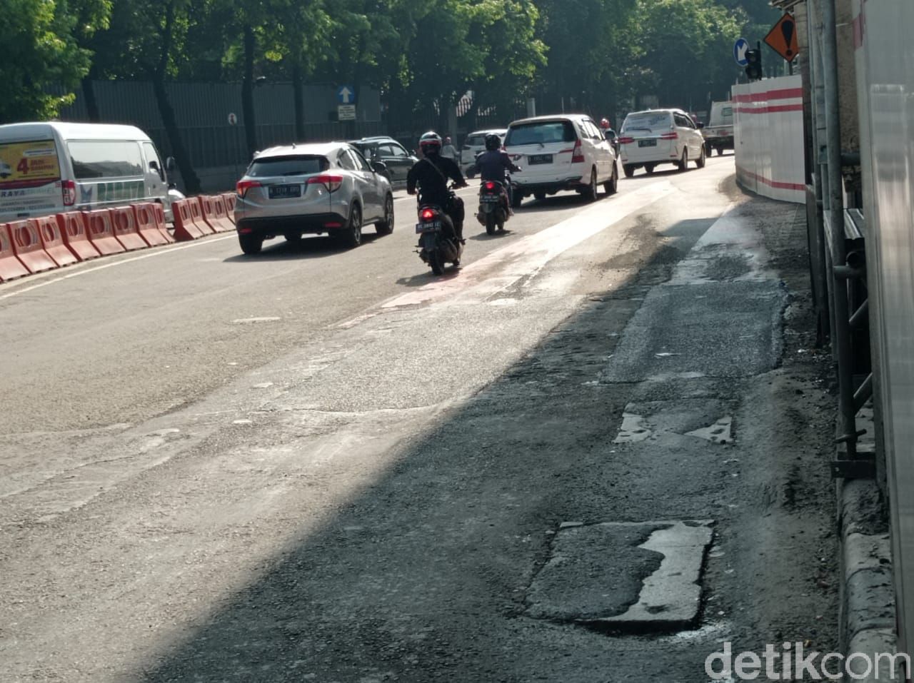Permukaan jalan yang rusak dan berlubang depan Halte Transjakarta di Kuningan Timur kini sudah ditambal, 7 Juni 2021. (Wilda Hayatun Nufus/detikcom)