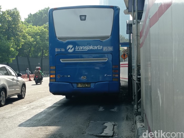 Permukaan jalan yang rusak dan berlubang depan Halte Transjakarta di Kuningan Timur kini sudah ditambal, 7 Juni 2021. (Wilda Hayatun Nufus/detikcom)