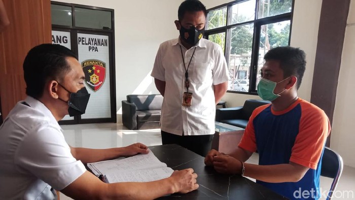 Tersangka menjalani pemeriksaan di kantor Satreskrim Polres Jombang