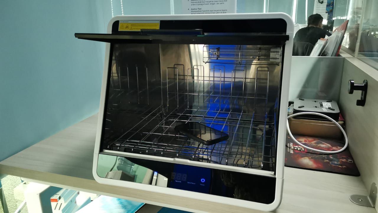 Pandemi COVID-19 nampaknya menjadi titik balik dari kesadaran masyarakat untuk lebih menjaga kesehatan. Di era new normal, protokol kesehatan lebih ketat sehingga penggunaan alat-alat seperti disinfektion box menjadi sangat dicari.Philips meluncurkan rangkain UV-C Disinfection. Kali ini detikINET berkesempatan melakukan review pada produk Philips UVC Disinfection Box 48L.