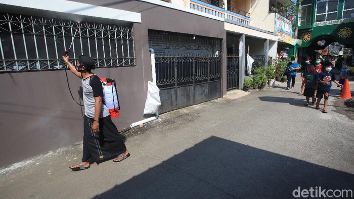 Pondok Aren Disemprot Disinfektan Usai Satu Keluarga Terpapar COVID Disinfeksi Corona dilakukan di wilayah RT 7 RW 5, jurangmangu Timue, Pondok Aren, Tangerang Selatan, usai satu keluarga terpapar COVID-19.