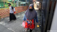 Petugas melakukan penyemprotan di setiap sudut wilayah RT 7.