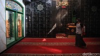 Mulai dari jalan utama, gang sempit, hingga musala.