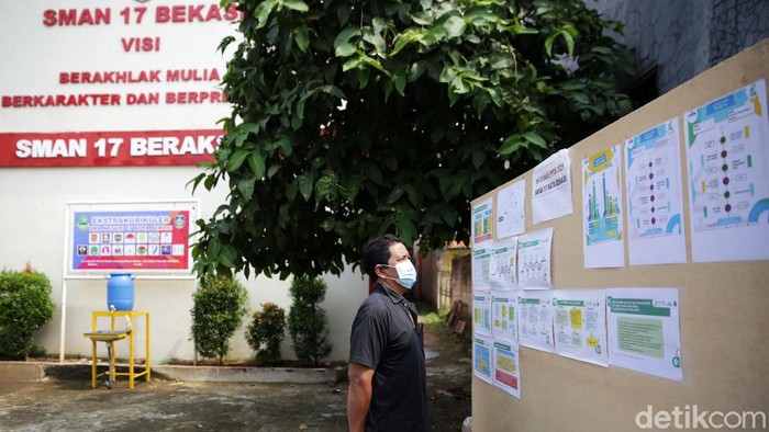 PPDB Bekasi Dimulai Hari Ini Wali murid mencari infomasi di posko Pendaftaran Penerimaan Peserta Didik Baru (PPDB) 2021 di SMA Negeri 17 Kota Bekasi, Jawa Barat, Senin (7/6/2021). Pendaftaran Penerimaan Peserta Didik Baru (PPDB) 2021 tahap 1 dibuka pada 7-11 Juni 2021. Sementara itu, untuk tahap 2 dimulai pada 25 Juni - 1 Juli 2021.